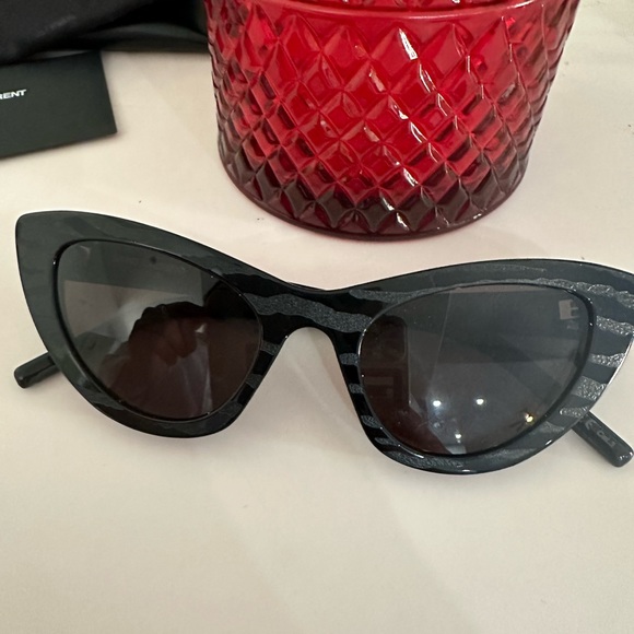 Saint Laurent cat eye Lily sunglasses - Picture 5 of 8